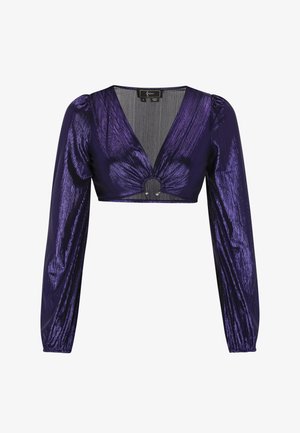 Top corto púrpura con un profundo escote en V, mangas largas abullonadas y un acento circular en el centro. La tela parece brillante con un acabado texturizado.