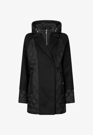 Cappotto nero con una texture trapuntata sulle maniche e sui lati, un cappuccio e una chiusura frontale con zip e bottoni a pressione.