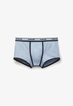 Lysegrå herreboxershorts med sort elastikbånd i taljen med "IUMAN"-logo, flade sømme og kontrasterende mørke detaljer.