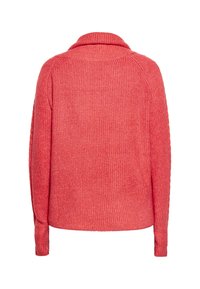 Pulover tricotat de culoare coral, cu guler larg și mâneci lungi. Are o textură ribbed și o croială lejeră. Fără închizători sau modele vizibile.