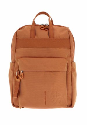 Sac à dos texturé orange avec fermetures à double zip, poignée supérieure, poche avant et poche latérale. Équipé d'accents de marque et en matériau durable.