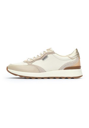 Baskets blanches et beige en cuir texturé, avec des accents contrastants et une semelle rembourrée. Présentent un bout arrondi et des éléments de design cousus.