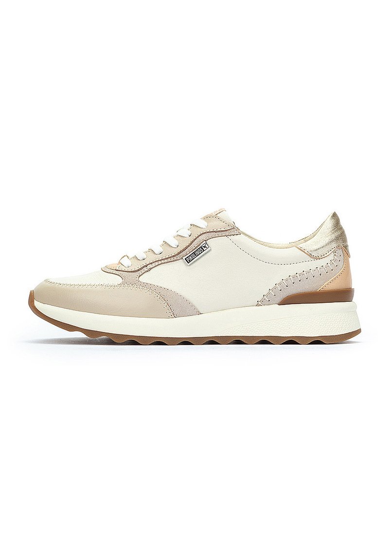 Zapatilla blanca y beige con cuero texturizado, acentos en contraste y suela acolchada. Presenta una punta redondeada y elementos de diseño cosidos.