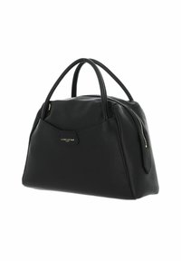 Sac à main en cuir noir avec une forme structurée, doté de deux poignées supérieures, d'une plaque de logo dorée et d'une poche latérale zippée. Texture lisse.