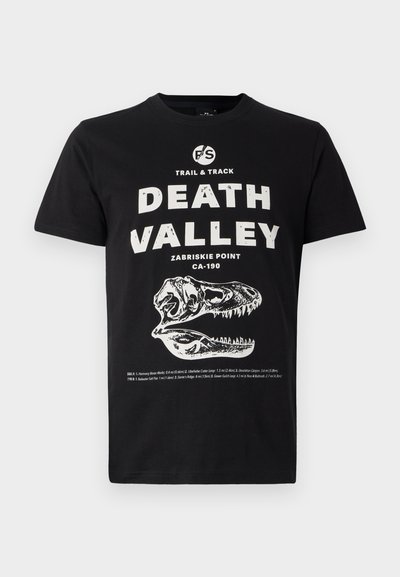 Czarny bawełniany t-shirt z grafiką czaszki dinozaura. Na przodzie znajduje się wyraźny biały napis "DEATH VALLEY" oraz szczegóły szlaku na dole.