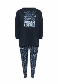 Granatowy komplet piżamowy składający się z długiego rękawa bluzki z napisem "DREAM EXPLORER" i grafiką przedstawiającą niebo. Dopasowane spodnie z wzorem gwiazd i planet.