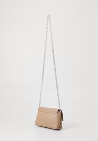 Calvin Klein PLAQUE CROSSBODY CHAIN - Rankinė per petį - amphora