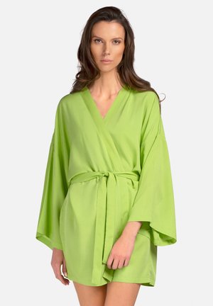 Jasnozielony szlafrok z rękawami kimono, wykonany z gładkiego materiału. Posiada pasek do związania i krótki krój, co zapewnia luźny fason.