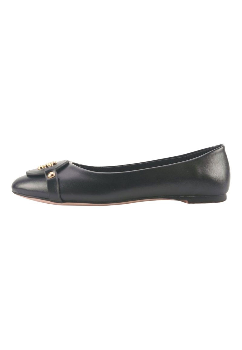 Zapato plano de cuero negro con punta redondeada, detalle de lazo acentuado y herrajes en tono dorado. Textura suave y diseño minimalista.