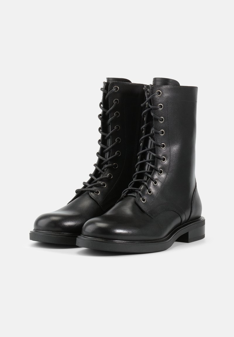 Schwarze Leder Schnürstiefel mit runder Zehenform, glatter Textur und niedrigem Blockabsatz. Mit Metallösen und einem seitlichen Reißverschluss.