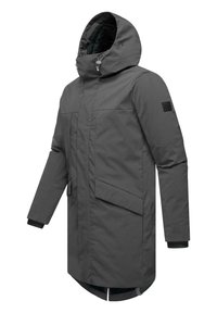 Pelēks ūdensnecaurlaidīgs parka mētelis ar kapuci, lielām priekšējām kabatām, elastīgiem piekakļiem un garāku aizmugurējo apdari. Gluda auduma struktūra ar matētu apdari.