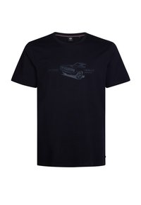 Camiseta de algodón negra con un estampado gráfico de un coche y el texto "PETROL IND&CO" en tonos grises, cuello redondo y mangas cortas.