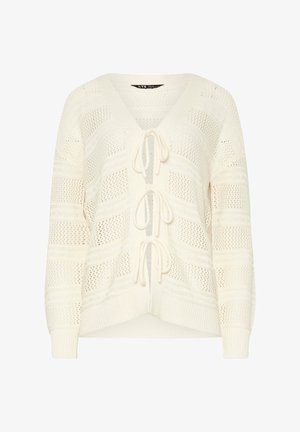 Lekki, kremowy sweter zapinany na dekolt w serek, z otwartym przodem, regulowanym sznurkiem i fakturowanym wzorem na całej powierzchni.