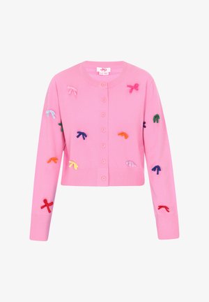 Różowy kardigan wykonany z miękkiego materiału, z kolorowymi wstążkami z tkaniny w niebieskim, zielonym, czerwonym, żółtym i fioletowym kolorze, z zapięciem na guziki z przodu i ściągaczami na mankietach.