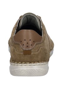 Hnědá semišová slip-on bota s koženým akcentem na patě, obsahující perforace a bílou gumovou podrážku s detaily šití.