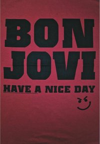Červené bavlněné tričko s výrazným černým nápisem "BON JOVI" nahoře a "HAVE A NICE DAY" dole, doplněné malou naštvanou smajlíkem.