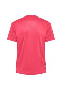 Camiseta de manga corta y cuello redondo en rosa brillante, hecha de tejido ligero y suave, con aberturas laterales para mayor libertad de movimiento.
