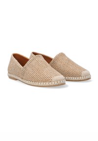 Pletené béžové sandály na slip-on s kulatou špičkou, strukturovaným povrchem, bílým prošíváním kolem podrážky a hnědým vnitřním podšíváním.