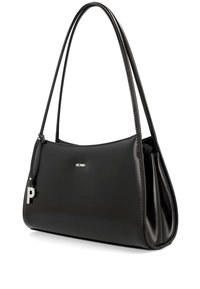 Zwarte leren handtas met een gladde textuur, gebogen vorm en een zilveren letter "P" als accent. Voorzien van een dunne schouderband en minimaal detail.