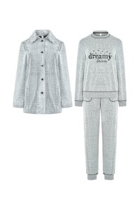 Conjunto de loungewear gris que incluye una chaqueta con botones texturizada y pantalones a juego con puños elásticos, letras en relieve en la parte superior, y tejido suave.