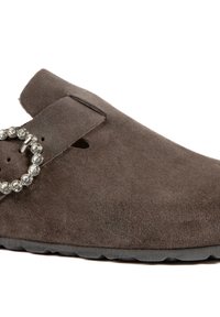 Chaussure slip-on en daim marron avec un bout arrondi, dotée d'une boucle décorative avec des perles transparentes et d'une semelle texturée.