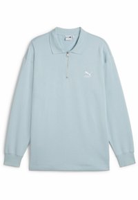 Hele sinine pehme kangast pullover-särk, millel on litsukollane krae, pikad varrukad ja väike valge Puma logo vasakul rinnal.