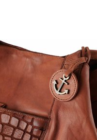 Bruine leren handtas met een getextureerd krokodillen patroon, ronde anker badge en gestikt detail. Heeft een zachte afwerking en een verstelbare schouderriem.