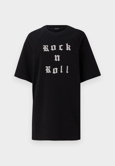 Camiseta negra de gran tamaño con "Rock n Roll" en fuente gótica plateada. Hecha de algodón, tiene mangas cortas y un escote redondo.