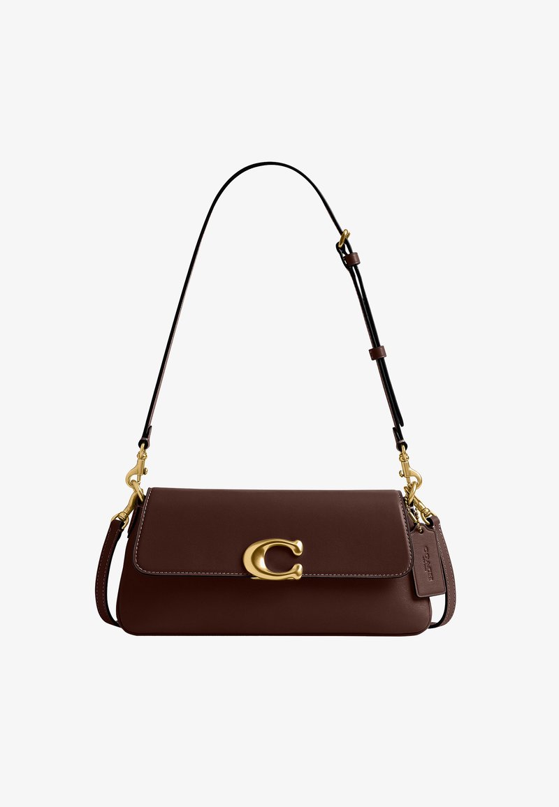 Sac à bandoulière en cuir marron avec sangle réglable et fermoir doré en forme de "C", avec une petite étiquette en cuir attachée sur le côté.