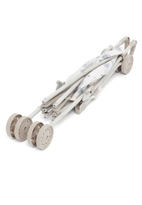 Samengklapbare kinderwagen met een lichtbruine frame, grijze wielen en een ingebouwde stof met een patroon. Compact ontwerp voor gemakkelijke opslag en vervoer.
