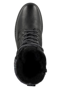 Botín de cuero negro con cordones grises, cuello de lana texturizada, punta redondeada y forro acolchado para mayor comodidad.