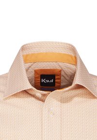 Kurzärmeliges, kragenloses Hemd in hellorange mit dezentem Muster. Kontrastierender innerer Kragen in dunkelorange. Etikett innen sichtbar.