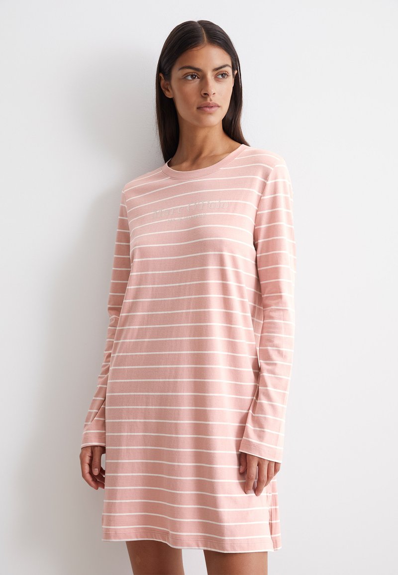 Vestido de manga larga rosa con rayas horizontales blancas, escote redondo y tejido suave. Presenta un sutil detalle de logo en el pecho.
