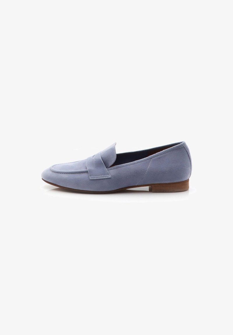Mocasines de ante en azul claro con punta redonda y una correa decorativa a lo largo del empeine; cuentan con un bajo tacón de madera. Textura suave en general.