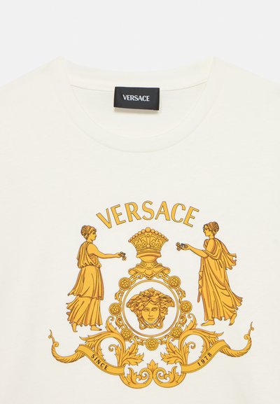 Weißes Baumwoll-T-Shirt mit einem gelben Grafikdesign, das klassische Figuren und ein Medusen-Emblem zeigt, akzentuiert mit "VERSACE" oben und "SINCE 1978" unten.