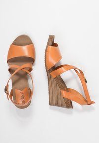 Kickers Sandály na klínu - orange
