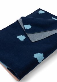 Granatowy koc z jasnoniebieskimi, teksturowanymi wzorami chmur; w jednym rogu znajduje się szary, kratkowany wykończenie; miękka, gruba struktura.