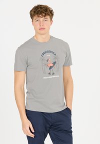 Grå bomulds t-shirt med rund halsudskæring, der har et pink flamingo grafik, palmetræer og tekst, der siger "COWABUNGA DUDE." Korte ærmer.