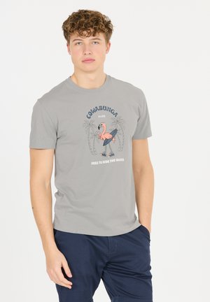T-shirt en coton gris avec un col rond, ornée d'un graphique de flamant rose, de palmiers et du texte "COWABUNGA DUDE". Manches courtes.