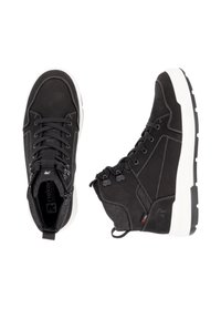 Svarta högre sneakers i mocka och kanvas med vita sulor, som har kontrasterande sömmar, snörning och logodetaljer.