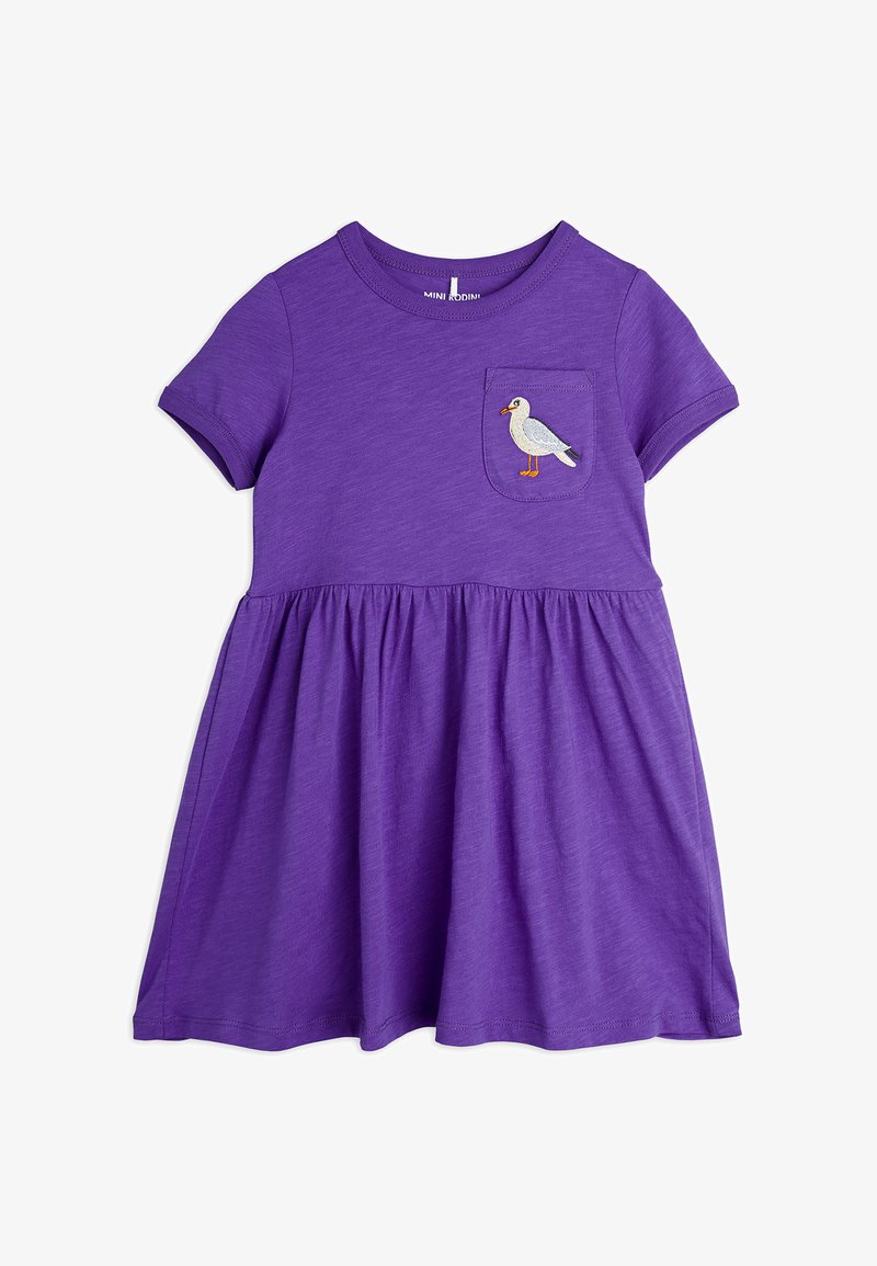 Lila bomullsklänning med korta ärmar, rund halsringning och en hållning i midjan. Har en ficka med en broderad måsför design.