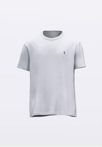 Ανοιχτό γκρι κοντομάνικο μπλουζάκι με στρογγυλή λαιμόκοψη και διακριτικό λογότυπο στο αριστερό μέρος του στήθους. Το ύφασμα έχει λεία, ελαφρώς υφή επιφάνεια.