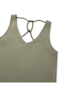Olijfgroene tanktop met een V-hals en gekruiste, gevlochten bandjes aan de achterkant. Gemaakt van zachte stof met een gladde textuur.