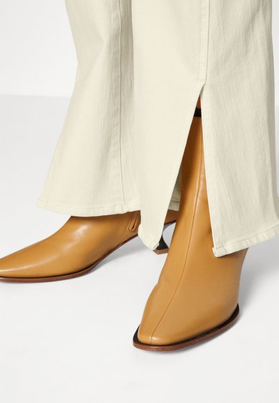 DL1961 BRIDGET BOOT HIGH RISE INSTASCULPT  - Τζιν Bootcut - ecru