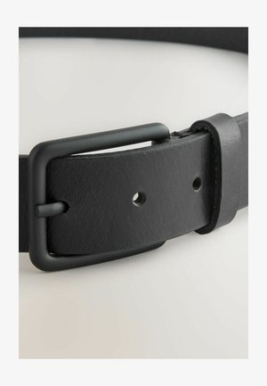 Črn usnjen pas z teksturirano površino, ki ima pravokotno kovinsko sponko v mat črni barvi in več odprtin za prilagajanje.