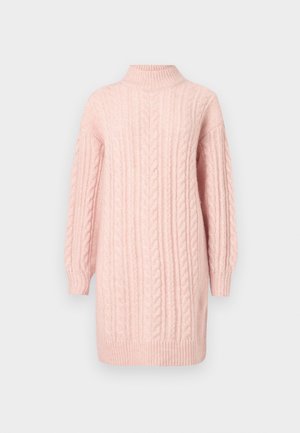 Abito maglione in morbido rosa con lavorazione a trecce, maniche lunghe e colletto, bordo e polsini a coste su sfondo bianco.