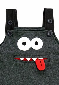 Grå overaller med svarta remmar, prydda med ett monsteransikte med stora vita ögon, röd tunga och vita tänder. Knappar vid axlarna.