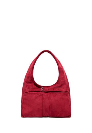 Červená semišová kabelka cez rameno s dvoma prednými vreckami a malým strieborným prackovým detailom na popruhu.