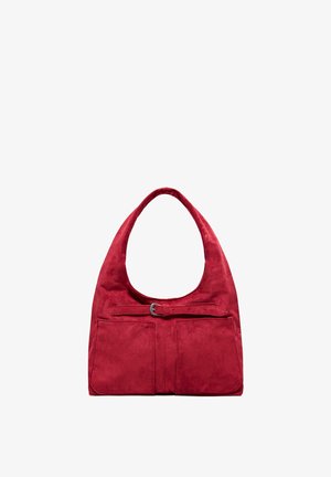 Borsa a tracolla in suede rosso con due tasche frontali e un piccolo dettaglio con fibbia argentata sulla tracolla.