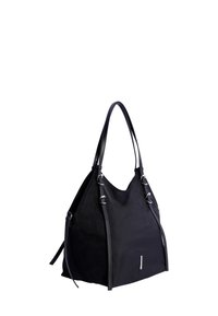Bolso hobo negro de nylon con una textura suave, forma curva, dos asas largas y accesorios en plata. Diseño minimalista sin patrones visibles.